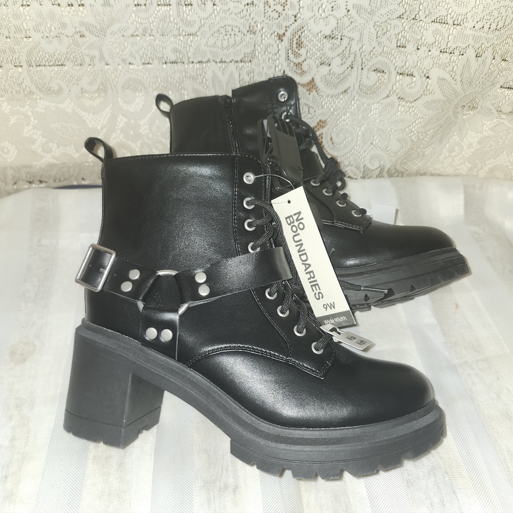 NO BOUNDRIES Black Lace-Up Block Heel Ankle Boots
